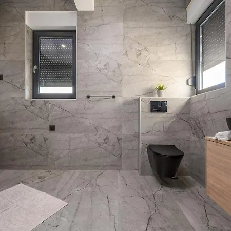 New, Luxury For 8 With Heated Pool & Spectacular Sea Views