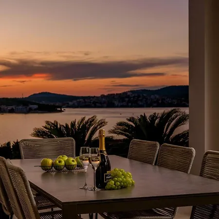 New, Luxury For 8 With Heated Pool & Spectacular Sea Views