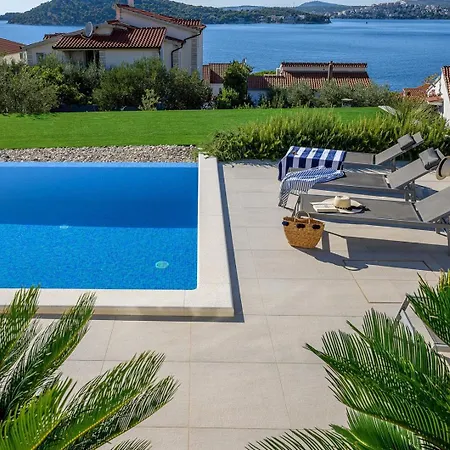 New, Luxury For 8 With Heated Pool & Spectacular Sea Views