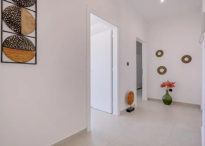 New, Luxury For 8 With Heated Pool & Spectacular Sea Views *