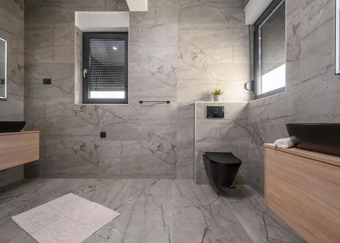 New, Luxury For 8 With Heated Pool & Spectacular Sea Views