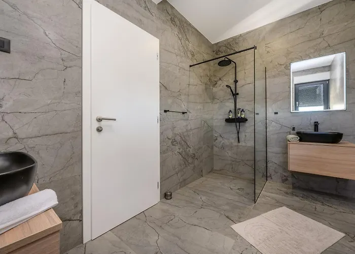 New, Luxury For 8 With Heated Pool & Spectacular Sea Views וילה *