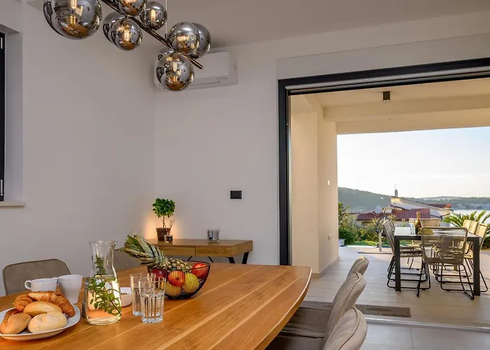 New, Luxury For 8 With Heated Pool & Spectacular Sea Views וילה