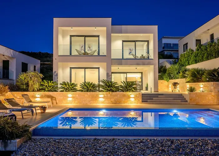 New, Luxury For 8 With Heated Pool & Spectacular Sea Views וילה