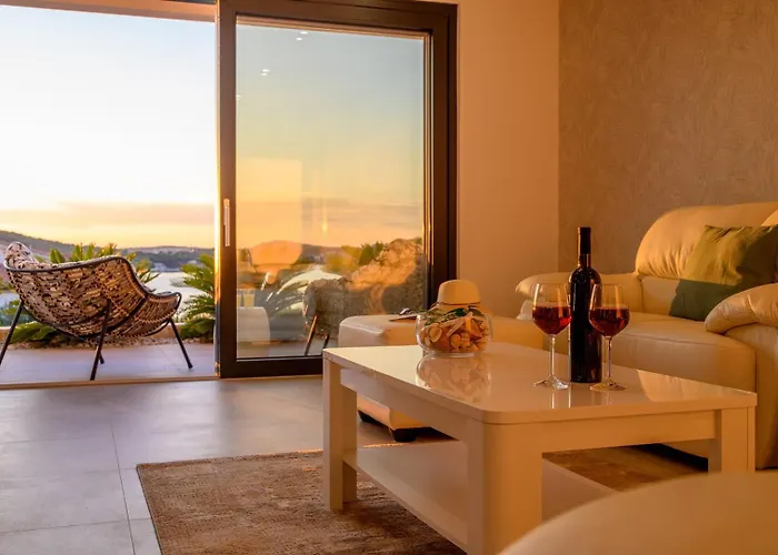 New, Luxury For 8 With Heated Pool & Spectacular Sea Views *