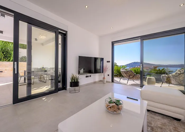 New, Luxury For 8 With Heated Pool & Spectacular Sea Views וילה *